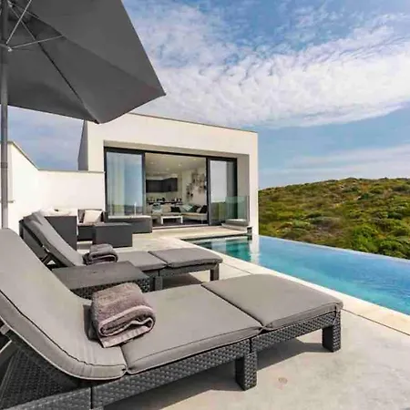 Modern With Stunning Ocean Views 别墅 *